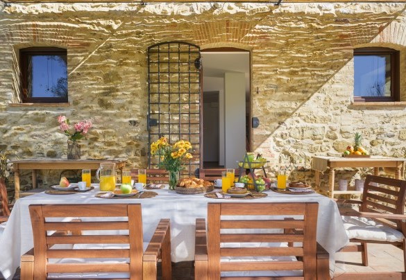 dining table under the pergola next to the living room on the ground floor - Casale Tavernelle