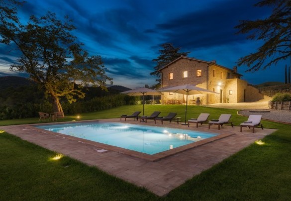 pool and villa lighted by soft lights - Casale Tavernelle
