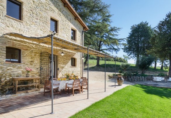 dining table under the pergola next to the living room on the ground floor - Casale Tavernelle