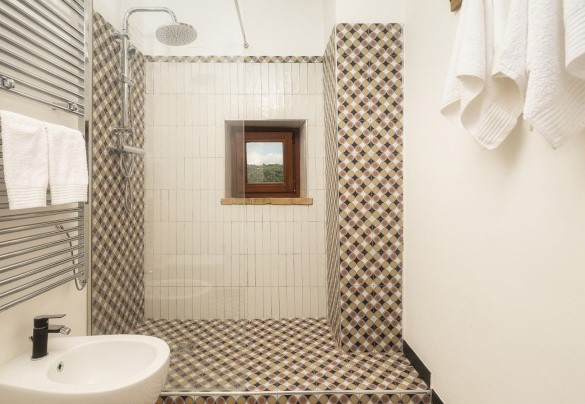Bathroom with shower n.1 next to bedrooms n.1 and n.2 - Casale Tavernelle