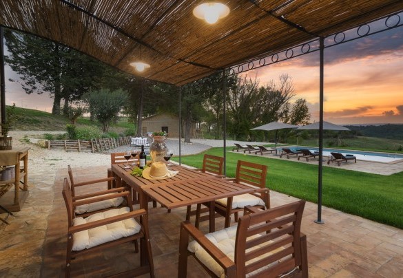 The property in the warm lights of the sunset - Casale Tavernelle