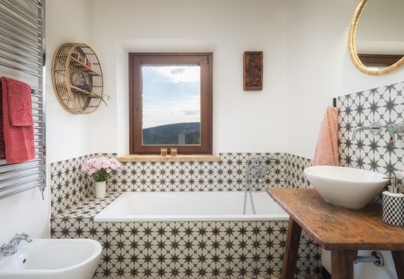 Bathroom with tub n.2 next to room n.3 - Casale Tavernelle