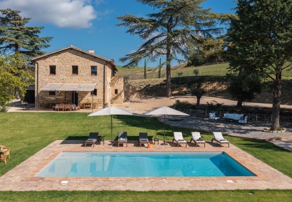 The pool bordered in terracotta with a small beach - Casale Tavernelle