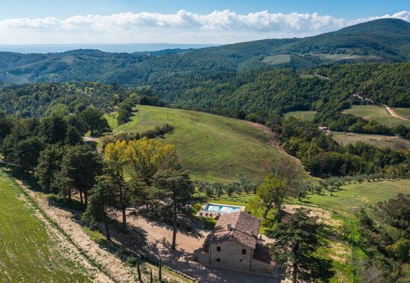 The property is surrounded by natural meadows and woodland - Casale Tavernelle 