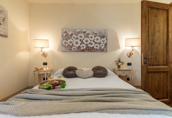 Double bedroom with en suite bathroom with shower on the ground floor- Casale Teatro