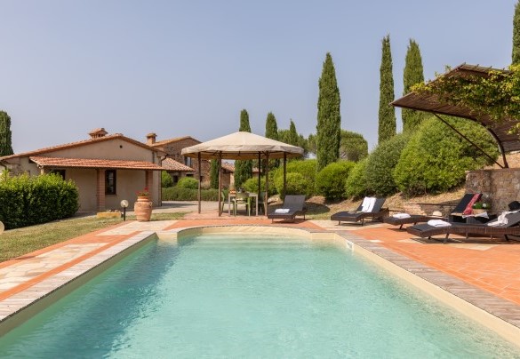 The pool, equipped with Roman steps, measures 4x8 m and has a constant depth of 1.10 m- Casale Teatro