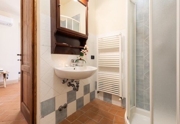 En suite bathroom and double bedroom on the ground floor- Casale Teatro