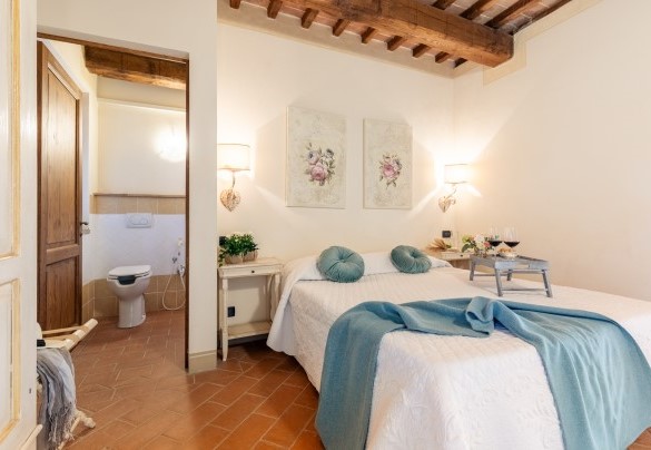 Double bedroom with en suite bathroom with shower on the first floor- Casale Teatro
