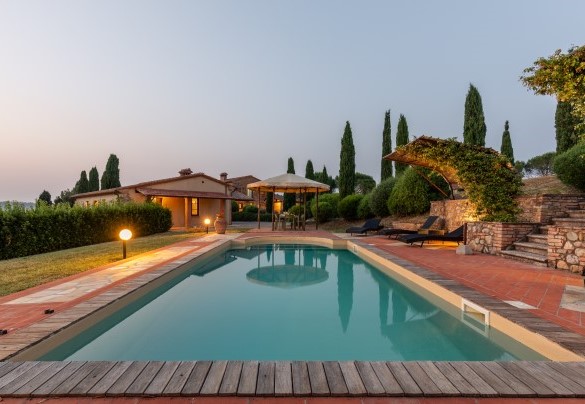 The pool features a sunbathing area paved with terracotta - Casale Teatro