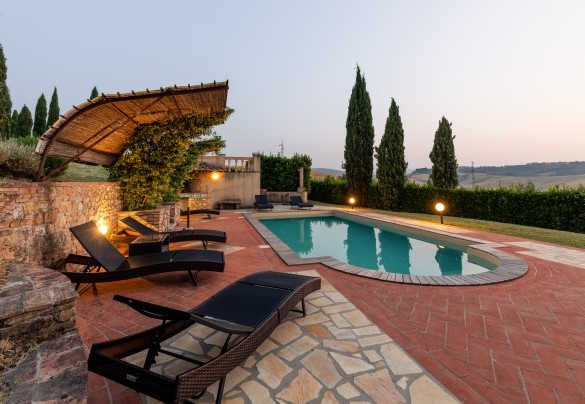 The solarium area equipped with sunbeds and shaded spots- Casale Teatro