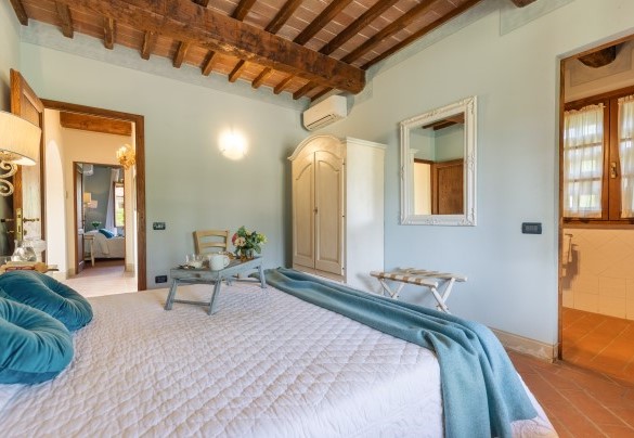 Double bedroom with divisible bed and en suite bathroom with shower on the ground floor- Casale Teatro