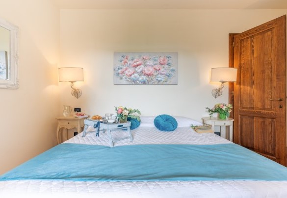 Double bedroom with en suite bathroom with shower on the first floor- Casale Teatro