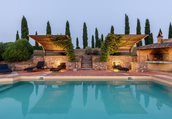 The solarium area equipped with sunbeds and shaded spots- Casale Teatro