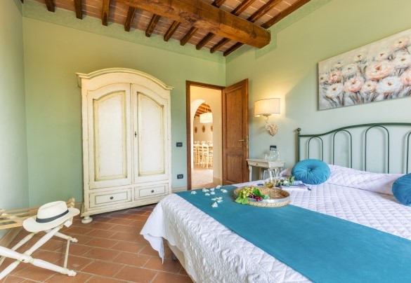 Double bedroom with divisible bed and en suite bathroom with shower on the ground floor- Casale Teatro