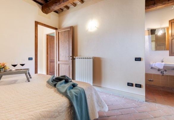 Double bedroom with en suite bathroom with shower on the first floor- Casale Teatro