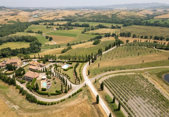 The farmhouse is in a privileged position among the gentle hills of the Val di Cecina- Casale Teatro