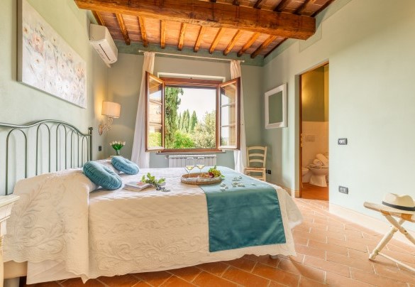 Double bedroom with divisible bed and en suite bathroom with shower on the ground floor- Casale Teatro