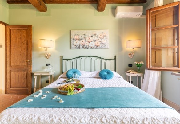 Double bedroom with divisible bed and en suite bathroom with shower on the ground floor- Casale Teatro