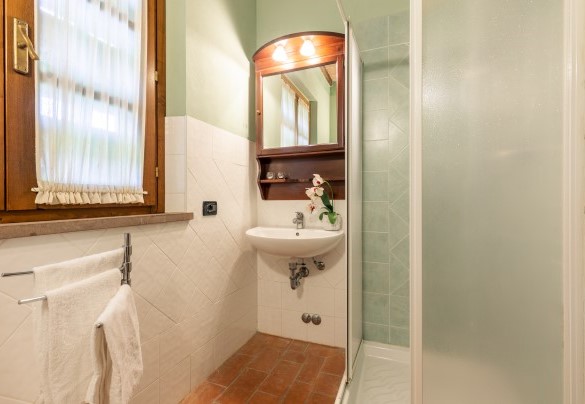 En suite bathroom in the double bedroom on the ground floor- Casale Teatro