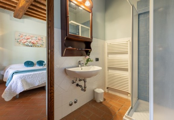 En suite bathroom in the double bedroom on the ground floor- Casale Teatro