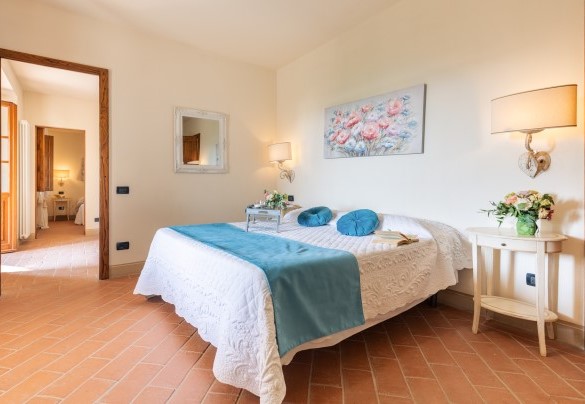 Double bedroom with en suite bathroom with shower on the first floor- Casale Teatro