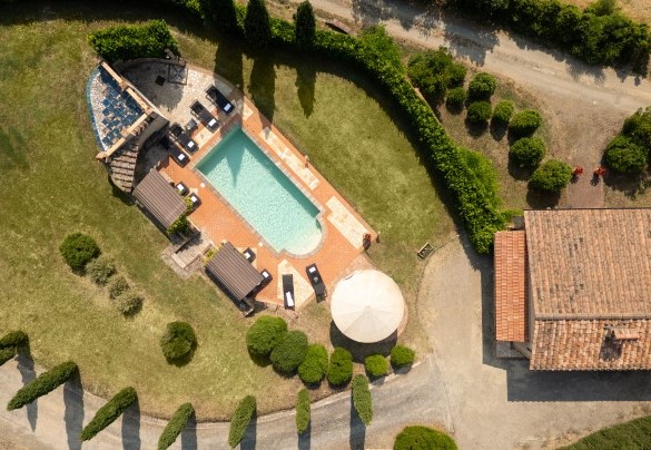 The pool is 10 meters from the farmhouse- Casale Teatro