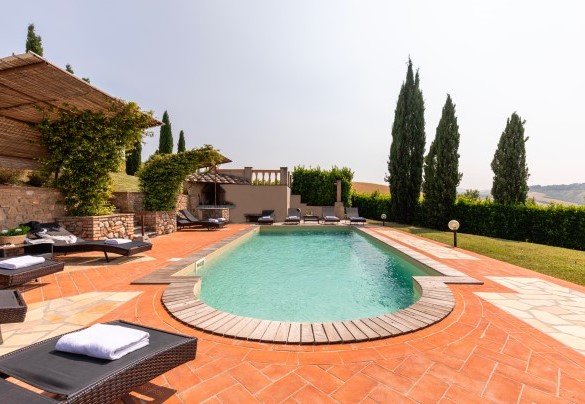 The panoramic pool, perfectly integrated into the surrounding countryside- Casale Teatro