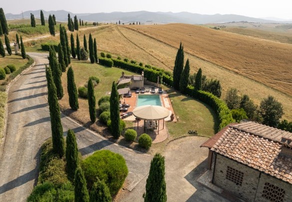The farmhouse is in a privileged position among the gentle hills of the Val di Cecina- Casale Teatro