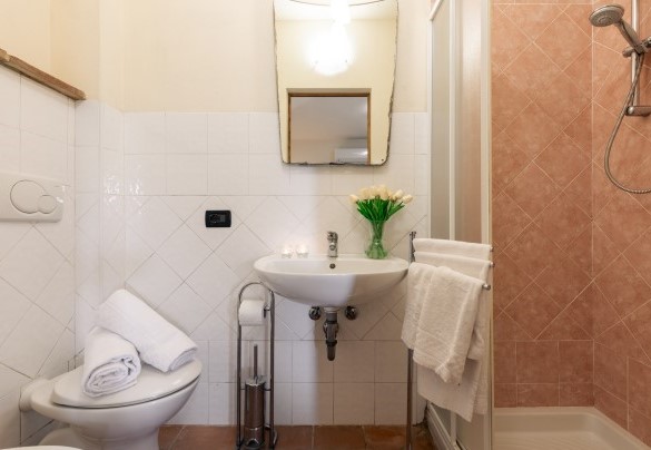 En suite bathroom with shower in the double bedroom on the first floor- Casale Teatro