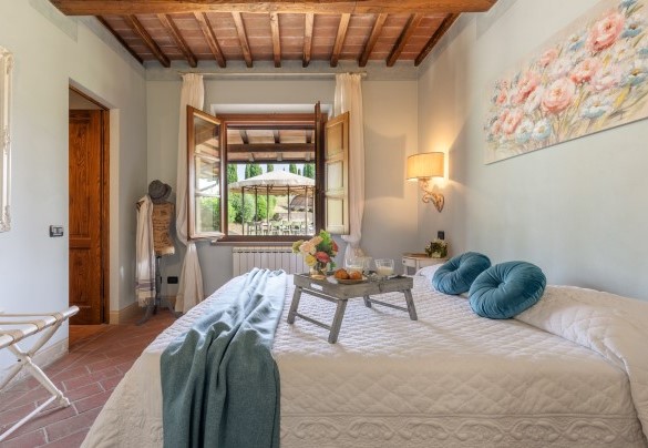 Double bedroom with divisible bed and en suite bathroom with shower on the ground floor- Casale Teatro