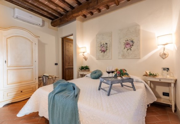 Double bedroom with en suite bathroom with shower on the first floor- Casale Teatro