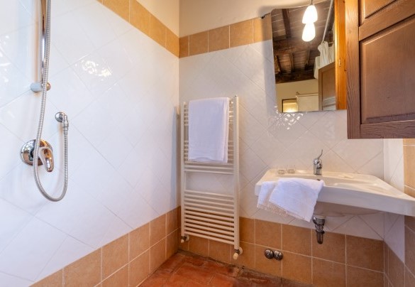 En suite bathroom with shower in the double bedroom on the first floor- Casale Teatro