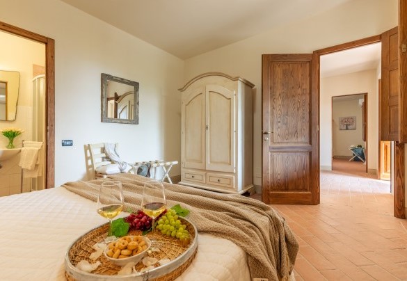 Double bedroom with en suite bathroom with shower on the ground floor- Casale Teatro