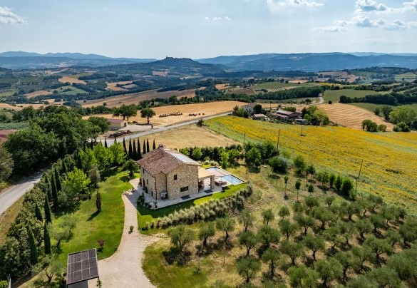Il casale e sullo sfondo la città di Todi - Casale The Place  