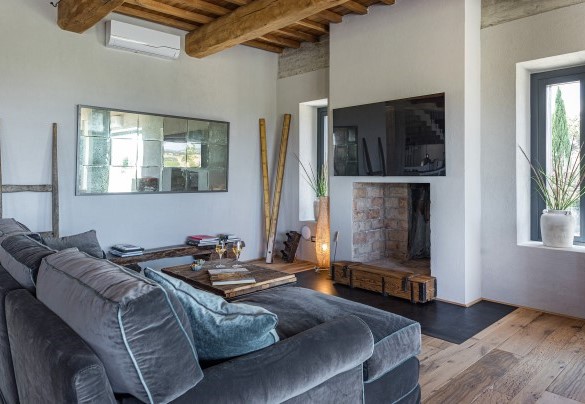 Sitting room equipped with smart TV and ornamental fireplace - Casale The Place 