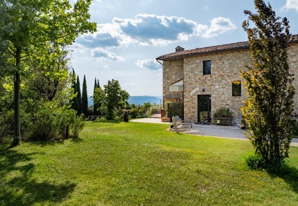La villa si sviluppa su tre piani ed è provvista di porte finestre vista giardino - Casale The Place   