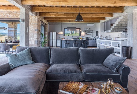Living room with soft sofas - Casale The Place