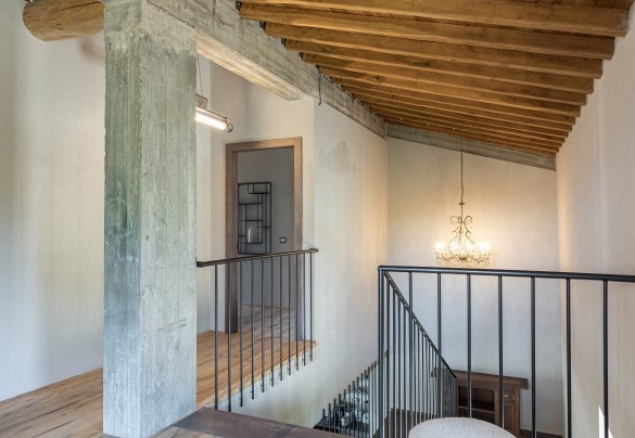Stairs leading from the first floor to the ground floor and basement - Casale The Place