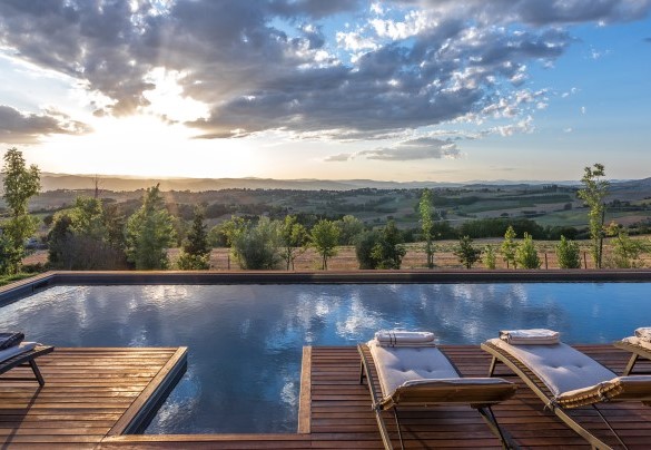 The property, at 360 m above sea level, is surrounded by a splendid fenced garden of about 5000 sq m - Casale The Place