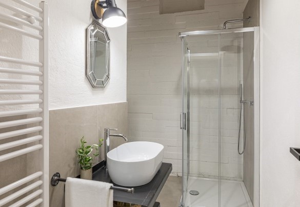 Bathroom with shower in the basement - Casale The Place 