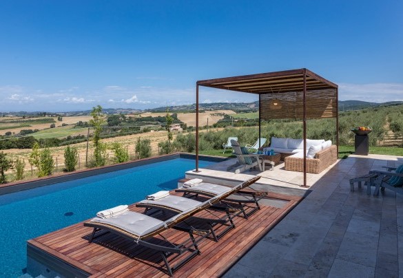 The captivating solarium surrounds the pool - Casale The Place  