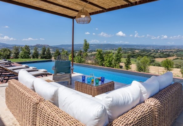 Pergola in the pool area, furnished with sofas and coffee table - Casale The Place