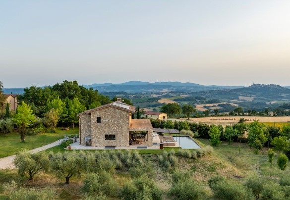 Il parco recintato si estende per circa 5000 mq - Casale The Place 