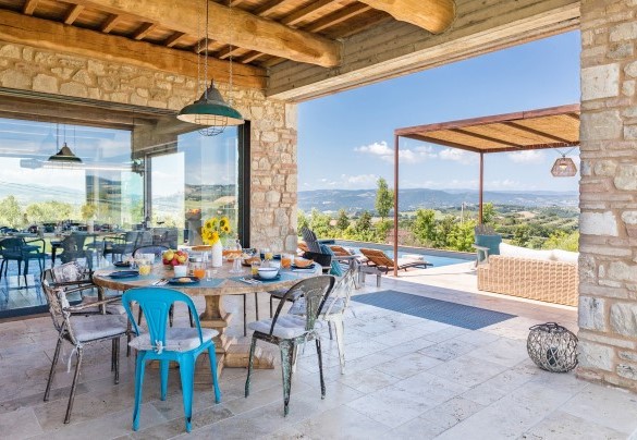 The outdoor dining area under the portico, set up with table and chairs - Casale The Place 
