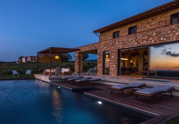  The swimming pool illuminated at night - Casale The Place