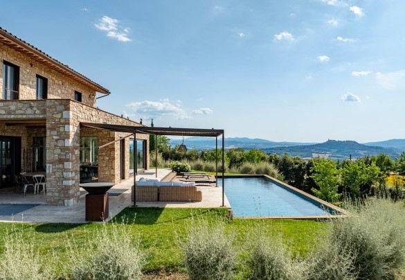 Il solarium attrezzato attorno alla piscina - Casale The Place   