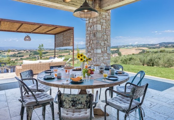 The portico shades the particular table prepared for outdoor breakfasts - Casale The Place