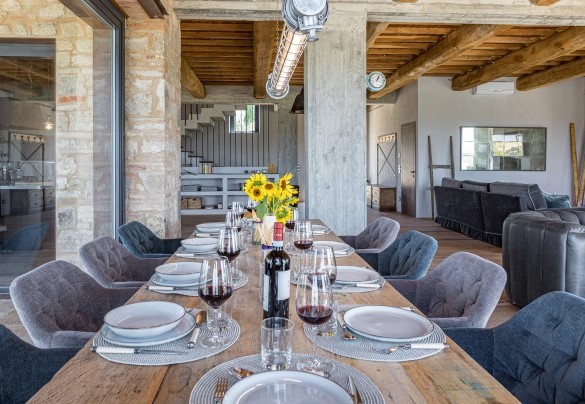 Detail of the table set for important lunches - Casale The Place