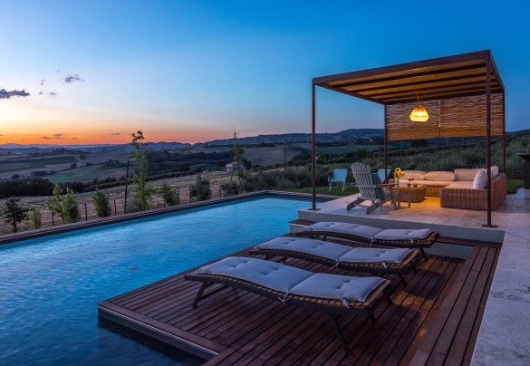  The house and the swimming pool embraced by the green hills and centuries-old olive trees - Casale The Place