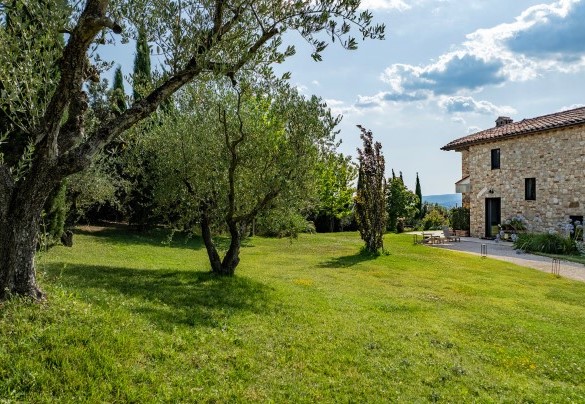 Il giardino che circonda il casale - Casale The Place   